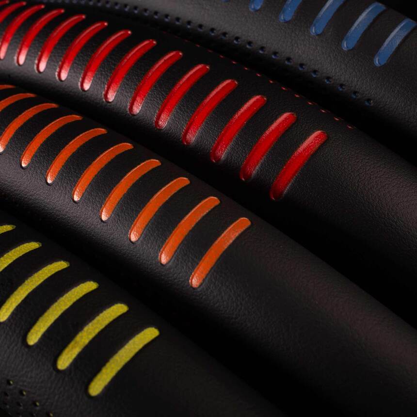 Кожаная оплётка на руль Car Performance с контрастным рисунком CP-2033 BK/BL (M)